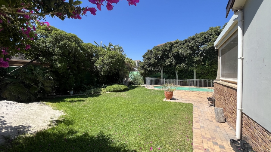 To Let 5 Bedroom Property for Rent in Table View Western Cape